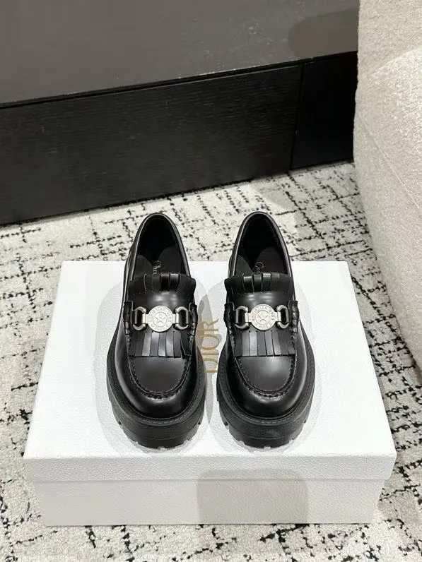 👟👟Ex-factory price 700👟👟 Dior 25/early spring new coin tassel thick-soled loafers made of black calf leather with white leather tassels to show a contrasting layering. The tassels are embellished with silver lucky star metal medals. They are very exquisite, comfortable and good-looking💯 and easy to match. Can be worn in spring, summer, autumn and winter! ✔️Upper: original imported open-edge beaded cowhide ✔️Inner lining: water-dyed cowhide ✔️Sole: original rubber foam outsole ✔️Size: 35-41 (40.41 customized, non-refundable)